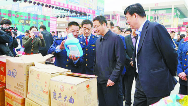 項(xiàng)城市消協(xié)、市工商局舉行國(guó)際消費(fèi)者權(quán)益日宣傳活動(dòng)