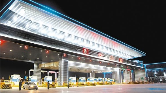 周口北收費站流光溢彩，一派迎接省十三運會的喜慶氛圍