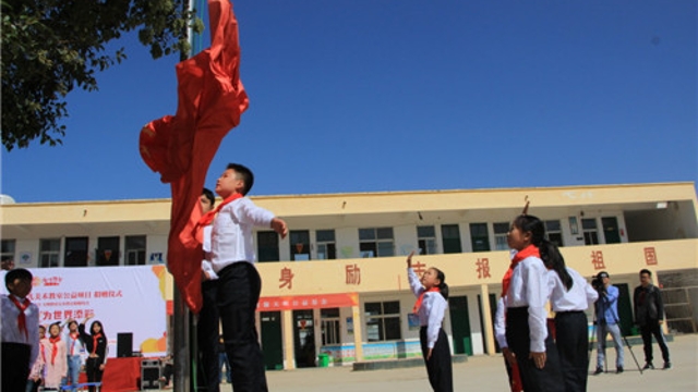 周口留守兒童的國慶節(jié)：敬隊禮、升國旗