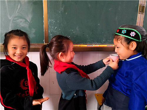 周口：小學生扮演“爺爺、奶奶” 感受重陽敬老情