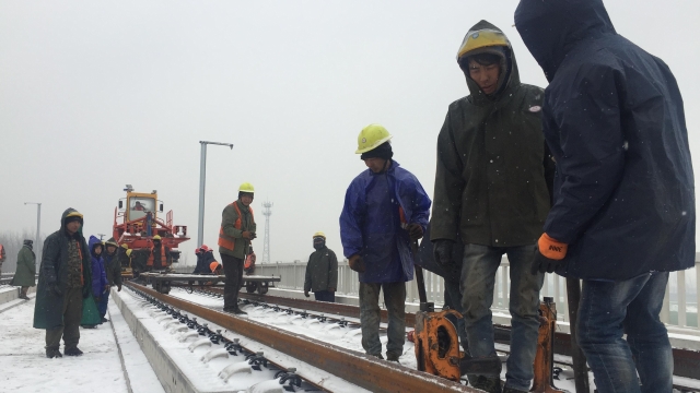 致敬！風雪中的高鐵建設者