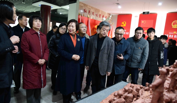 張振?！胺榛鹉甏扁x瓷泥塑藝術展在周口市文化中心展出