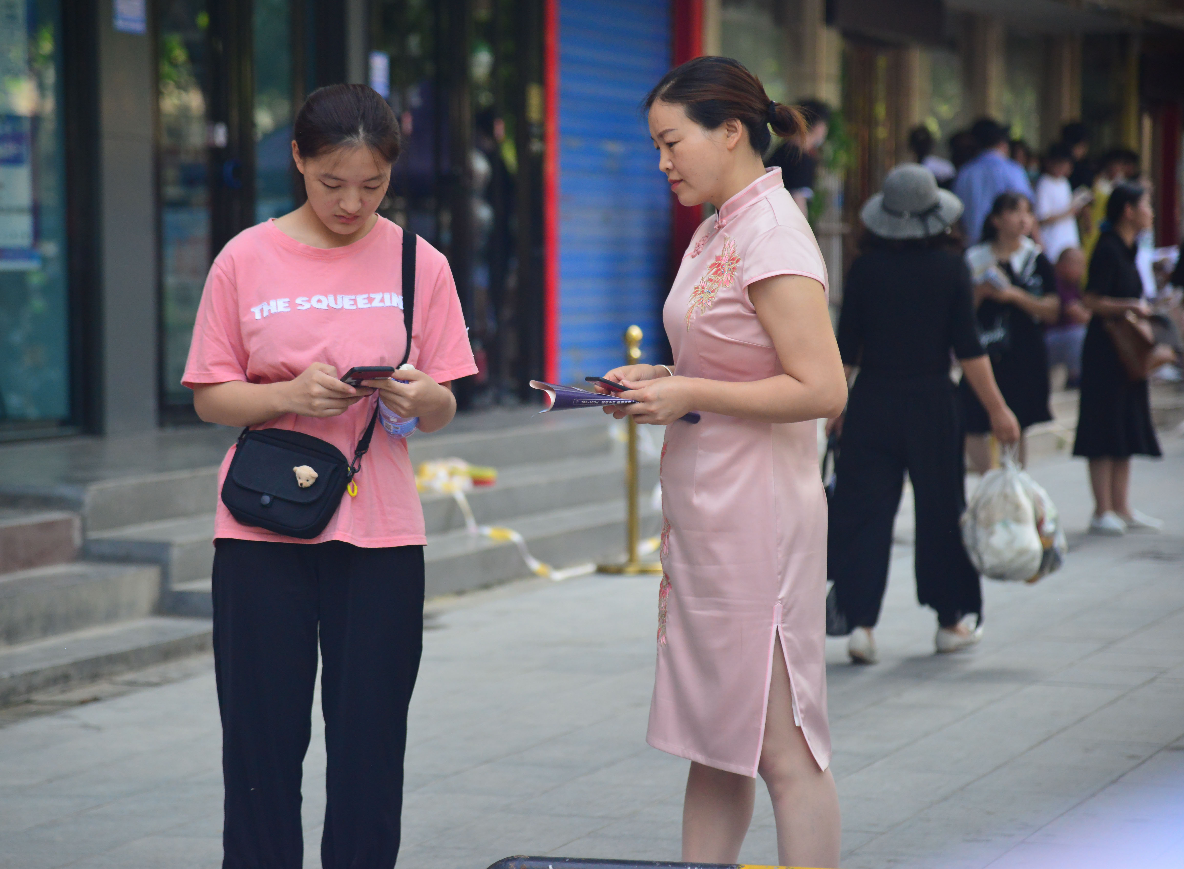 旗開得勝！高考考場外的旗袍媽媽們